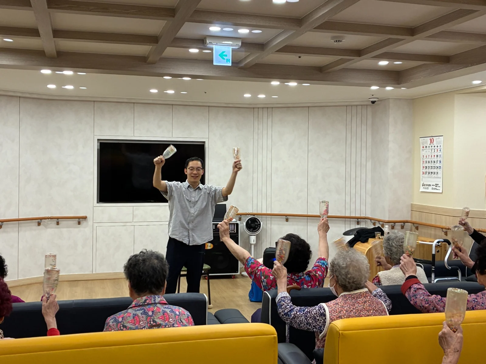 어르신들과 함께 도구를 활용하는 시니어 수업 현장